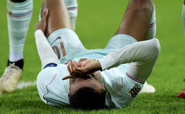Zidane commence par une victoire, l'Italie s'incline à domicile