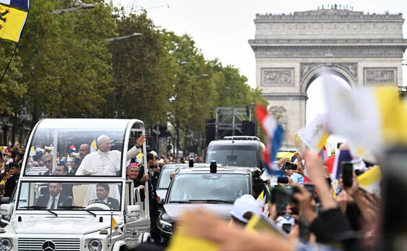 Début de la messe papale devant 700'000 personnes  à Paris