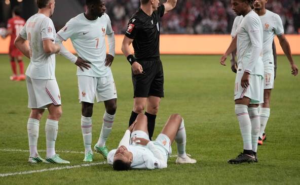 Mbappé souffre d'une « hyperextension du genou gauche »