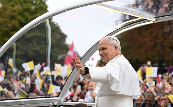Porté par le succès populaire, Léon XIV est arrivé à Lourdes