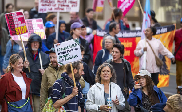 Environ 600 manifestants contre le projet de budget à Genève