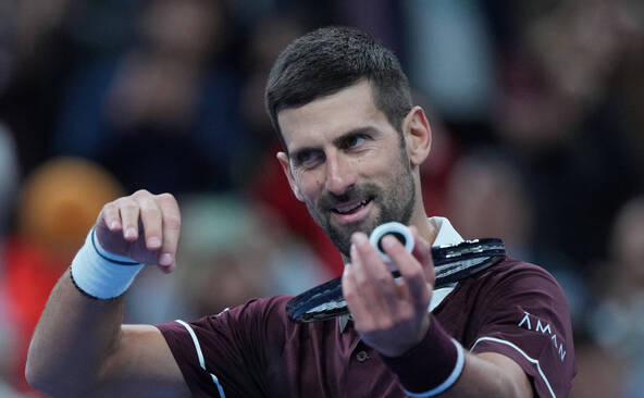 Djokovic fait chuter le no 2 mondial Zverev et se hisse en demies