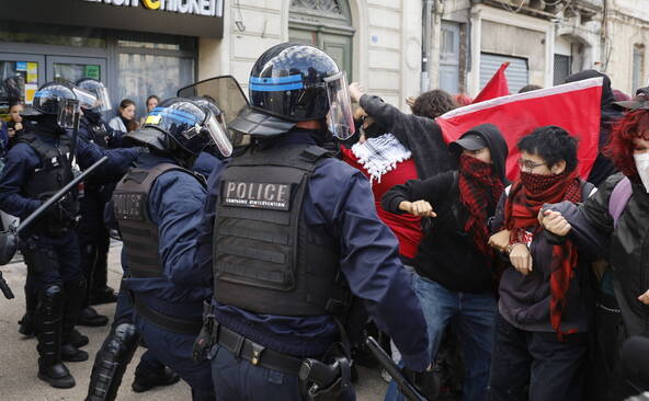 Lycées en France: le gouvernement veut une reprise des cours lundi