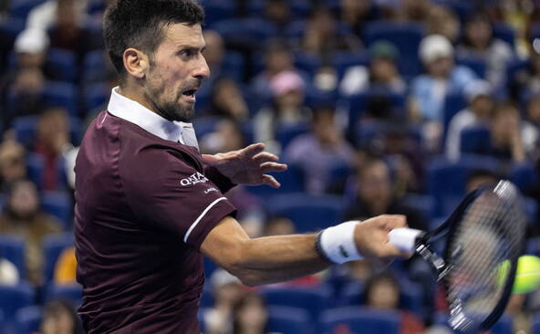 Djokovic en finale après la disqualification de Medvedev