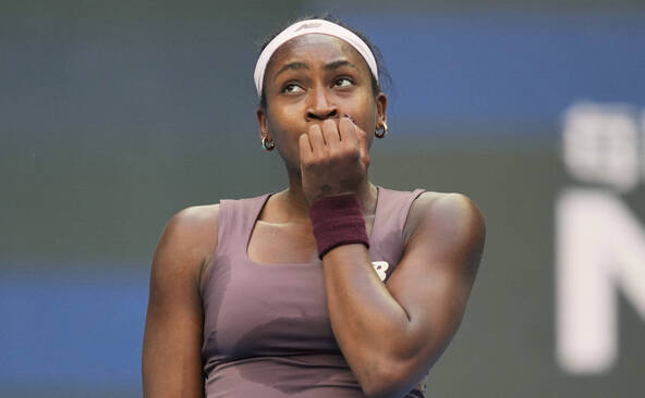 Gauff méconnaissable, Swiatek file en quarts
