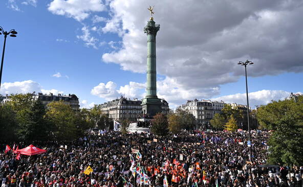 Les cours reprennent en France, mais des blocages subsistent