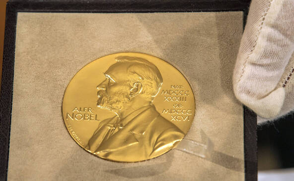 Le Nobel de la paix à la Sud-Africaine Navanethem « Navi » Pillay