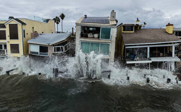 Californie: une tempête laisse des maisons près de l'effondrement