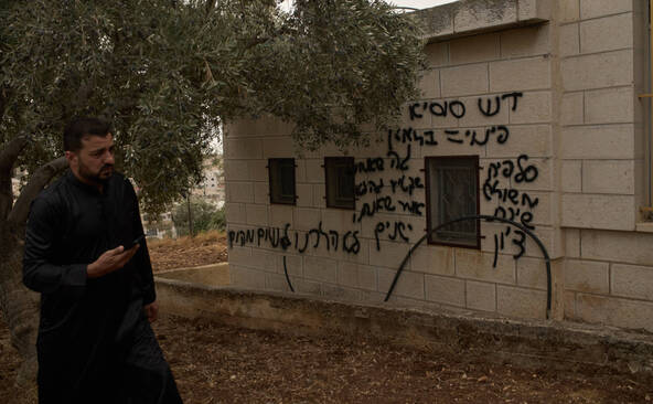 Une mosquée incendiée et taguée par des colons israéliens