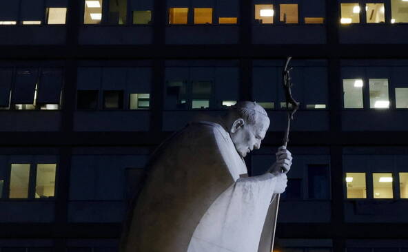 L'opération du pape pour un cancer redessine déjà le pontificat