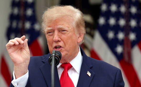 Frappes ukrainiennes sur les raffineries: une « honte », dit Trump