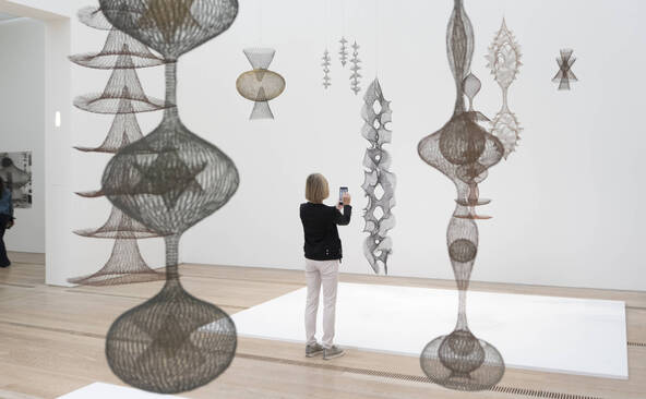 L'oeuvre de Ruth Asawa présentée à la Fondation Beyeler