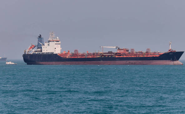 Iran: un pétrolier percute une mine et prend feu à Ormuz