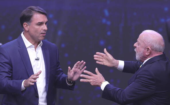 Brésil: Lula et Flavio Bolsonaro s'écharpent lors de leur débat