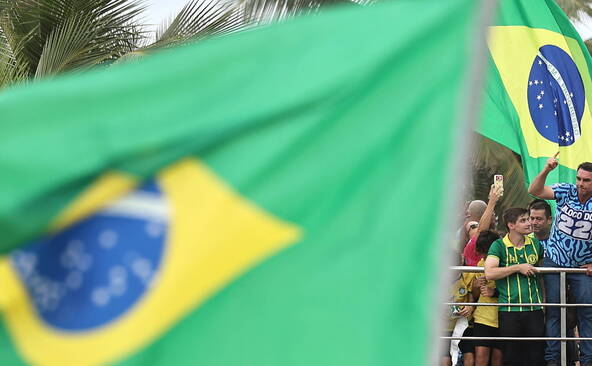 Sondages: Flavio Bolsonaro devance Lula à la veille du second tour