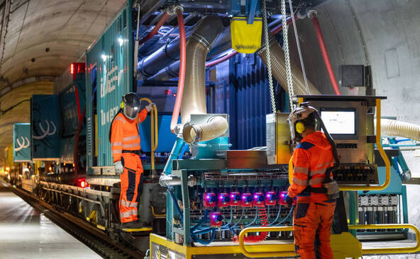 Train-aspirateur en action dans le tunnel de base du Gothard