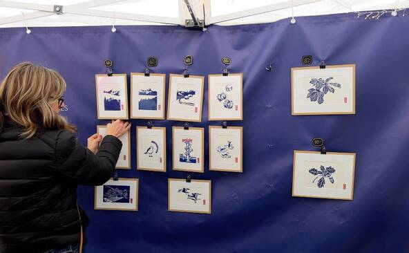 Sandra Marongiu, l’artiste qui grave Genève à l’encre bleue