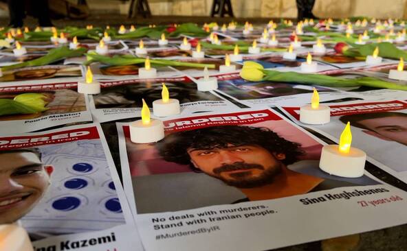 100 tulipes pour commémorer les Iraniens tués par le régime