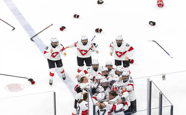 L'équipe de Suisse féminine de hockey en bronze