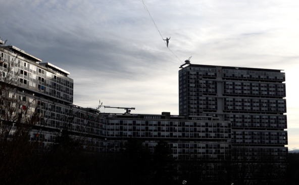 Le funambule Nathan Paulin a traversé le Lignon sur sa slackline