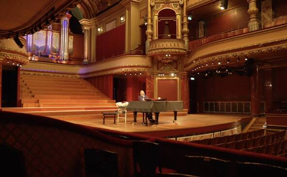 Passer la nuit sur la scène du Victoria Hall pour trouver l'inspiration