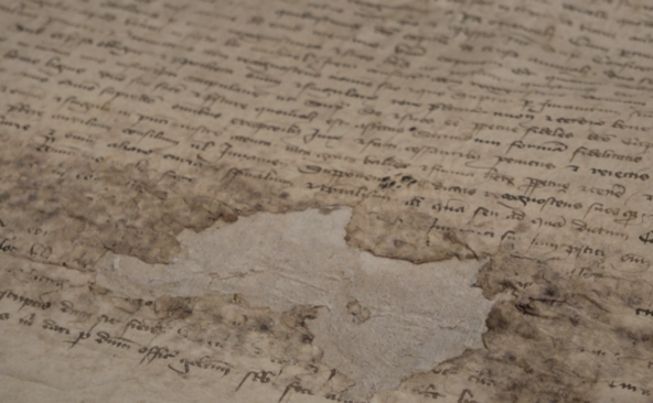 Faute de pouvoir déménager, les archives d'Etat s'abîment