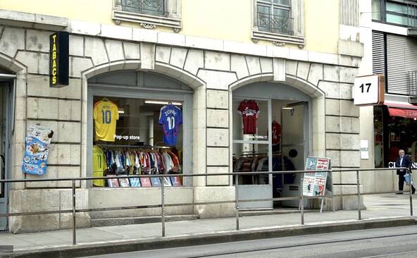 Un magasin éphémère de maillots de foot vintage à la terrassière