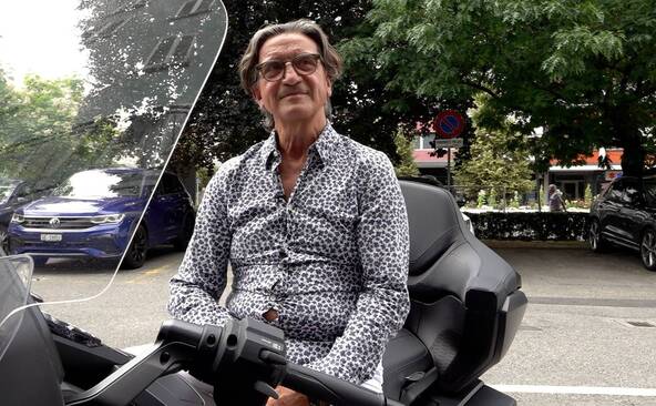 La ténacité d’un motard fait plier la police