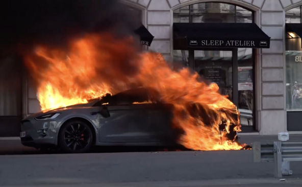 Vitrines brisées et voiture en feu: la manifestation anti-G7 déborde