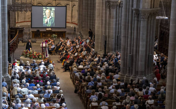 L’Internationale fait vibrer la cathédrale pour Jean Ziegler