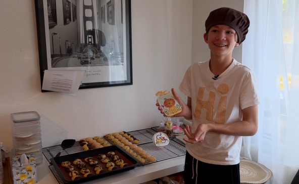 À 13 ans, ce réfugié ukrainien fait vivre sa famille en vendant des biscuits