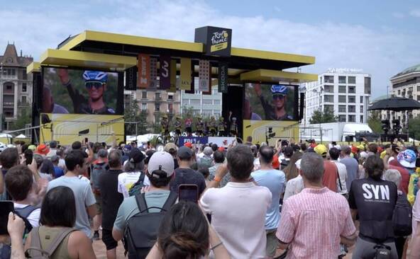 Entre selfies, goodies et championnes, le Tour de France Femmes a conquis les foules à Plainpalais