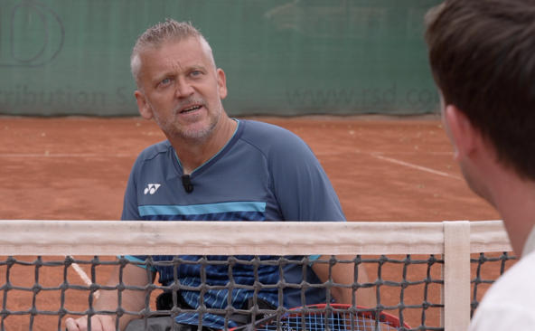 Le tennis fauteuil, raquette en main