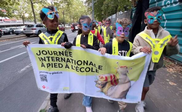 Les écoliers genevois incités à se rendre à pied à l'école