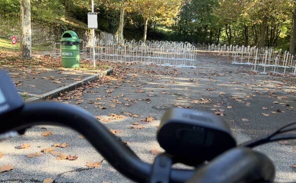Au Collège Madame de Staël, le nouveau parking à vélos déçoit